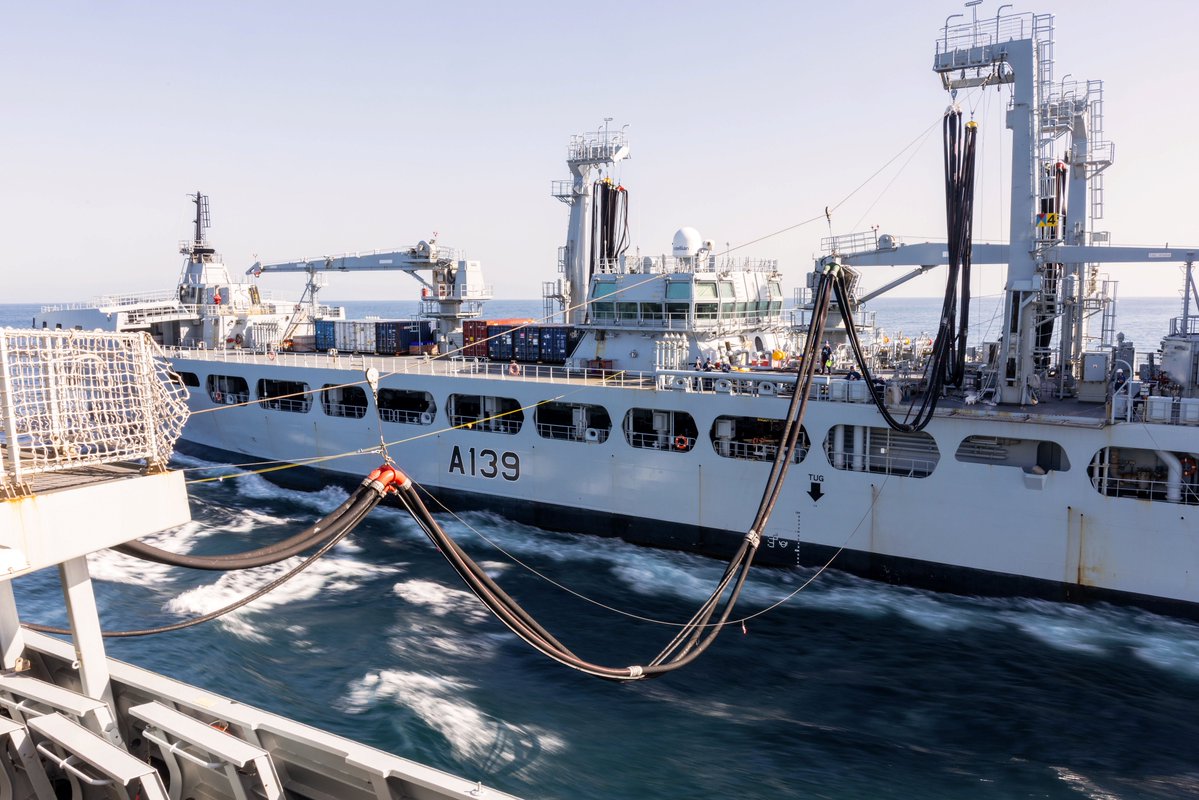 Royal Navy tweet media