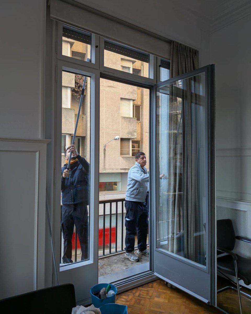 GrupAsis's tweet photo. Aquest matí, servei de neteja de vidres a la Cambra de Comerç de Girona 🪟✨

Una intervenció acurada per mantenir els espais clars, nets i en bones condicions des de primera hora del dia.

A ASISgrup ens adaptem a cada entorn per oferir un servei eficient i cuidat en cada detall https://t.co/tAc6tsiiKp