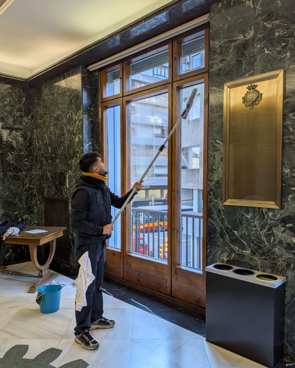 GrupAsis's tweet photo. Aquest matí, servei de neteja de vidres a la Cambra de Comerç de Girona 🪟✨

Una intervenció acurada per mantenir els espais clars, nets i en bones condicions des de primera hora del dia.

A ASISgrup ens adaptem a cada entorn per oferir un servei eficient i cuidat en cada detall https://t.co/tAc6tsiiKp