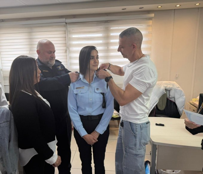 שוטר שפגע בזכויות נחקרים מעניק דרגה לשוטרת שפגעה בזכויות נחקרים.

על מתן הדרגה בניגוד ללשון החוק המליצה יועמ"שית מפוטרת ובניגוד עניינים אשר השוטרים ניהלו ומנעו חקירה על התנהלותה בפרשה פלילית חמורה.

הייצוג המשפטי ניתן במתנה על ידי התנועה לאיכות השלטון.

חתם שופט מחוזי חסר סמכות.