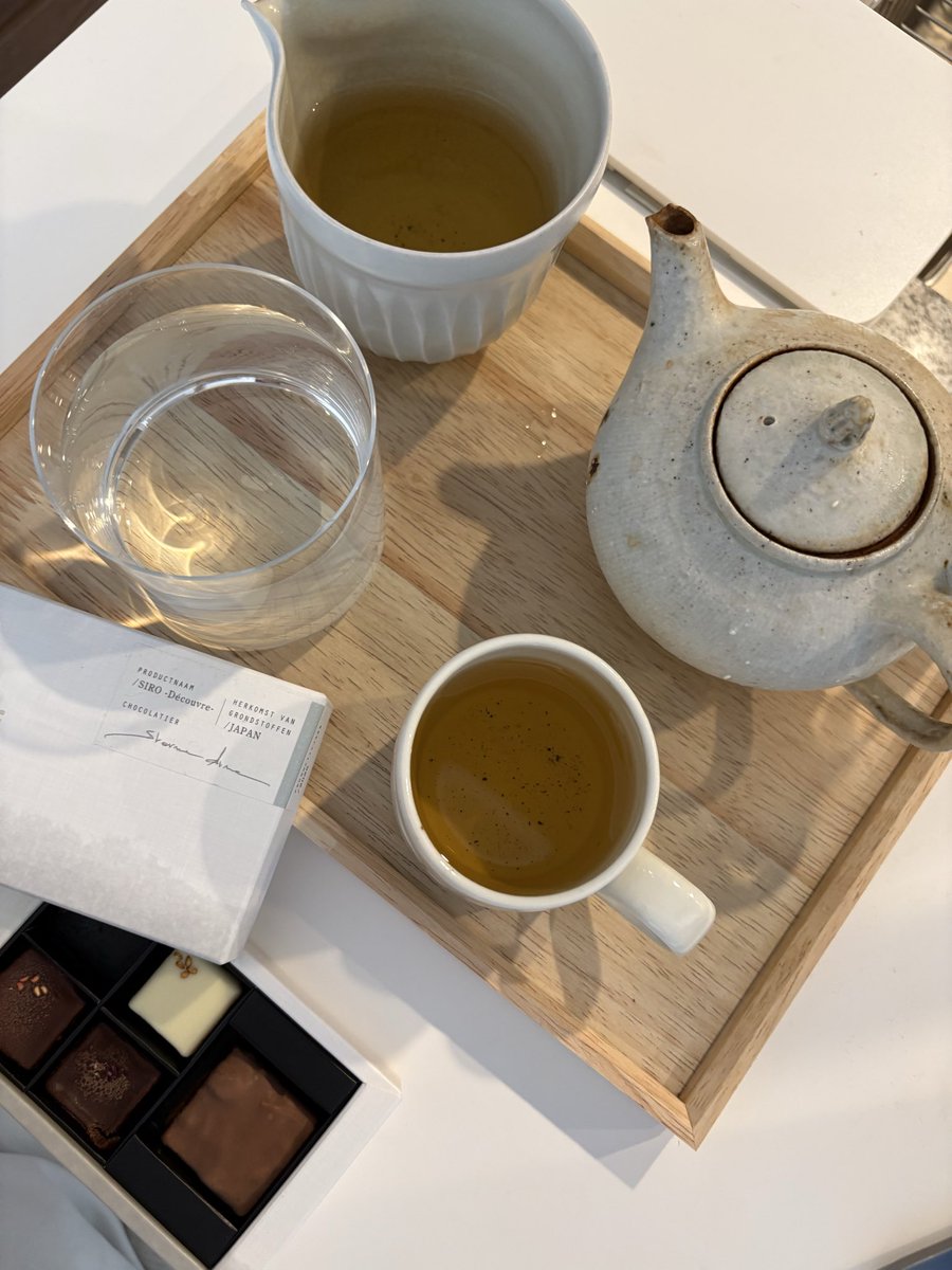 LikkaSion's tweet photo. 花粉症にもいいと聞いて、
久しぶりに凍頂烏龍茶をいれました
今日のおやつはチョコ https://t.co/tZCs4nDHty