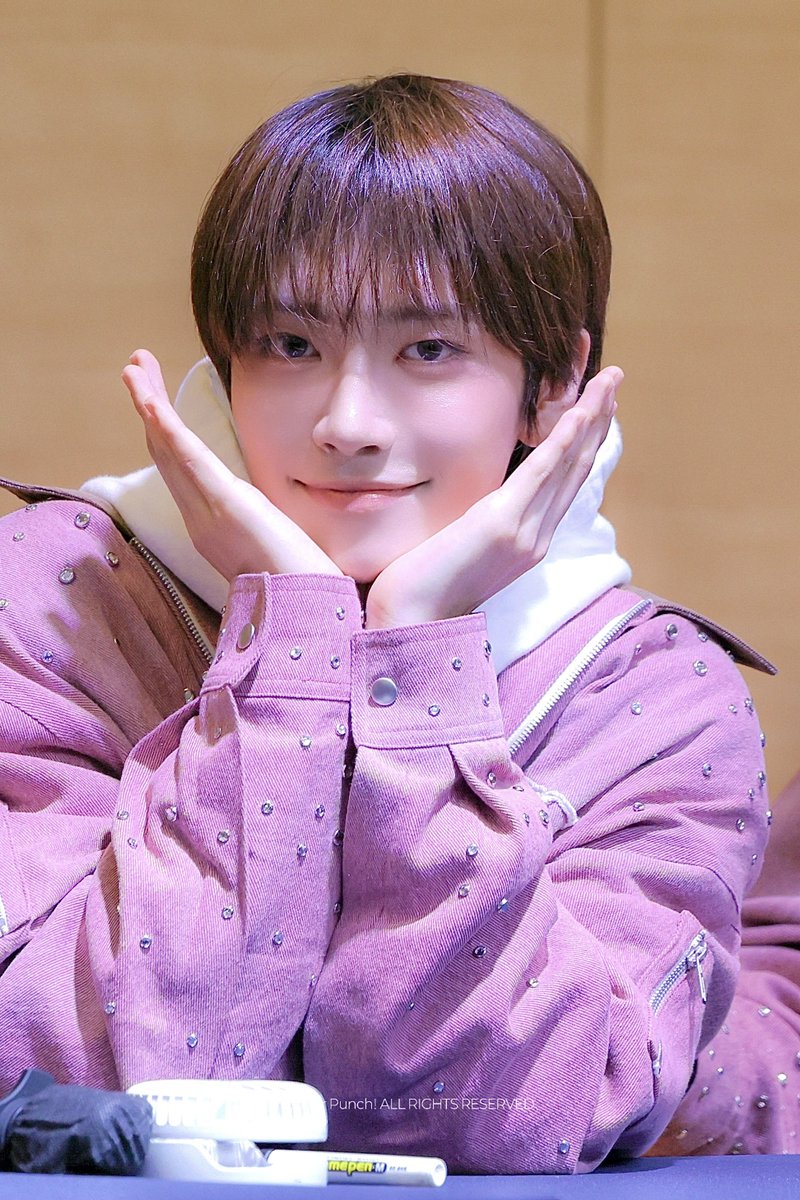 Punch_212's tweet photo. NEWBEAT 1st Anniversary 💞

#조윤후 #JOYUNHU
#뉴비트 #NEWBEAT https://t.co/dT84kVGPcd