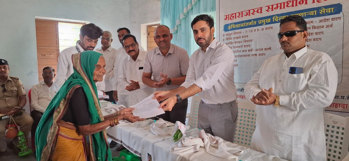 DC_Nandurbar's tweet photo. मा. उपविभागीय अधिकारी श्री. कृष्णकांत कनवरिया यांच्या मार्गदर्शनाखाली म्हसावद (ता. शहादा) येथे ‘महाराजस्व समाधान शिबिर’ उत्साहात संपन्न; शेकडो नागरिकांना एकाच छताखाली विविध दाखले, ७/१२ दुरुस्ती व शासकीय योजनांचा लाभ. प्रशासन जनतेच्या दारी!

#collectorofficenandurbar #shibir https://t.co/qsi7CZTx0Y
