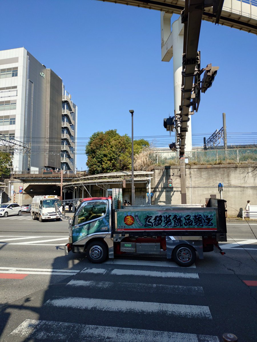 Ino_Houbin's tweet photo. 青信号の横断歩道をまるっと塞ぐデコトラ、恥知らずの大馬鹿野郎。何が愛情運転や、歩行者の往来の邪魔や https://t.co/FYWWPOXk2l