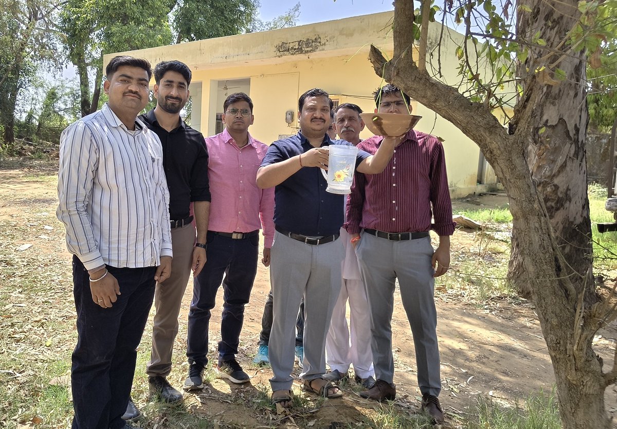 PushpendraGaro1's tweet photo. आज उप वन संरक्षक कार्यालय करौली में बेजुबान पक्षियों के लिए परिंडे बांधे गए। इस मौके पर डीएफओ श्री सुमित बंसल जी और अन्य स्टॉफ गण मौजूद रहा।
@RajCMO @Sanjay4India1 @ForestRajasthan https://t.co/Yppecc531A
