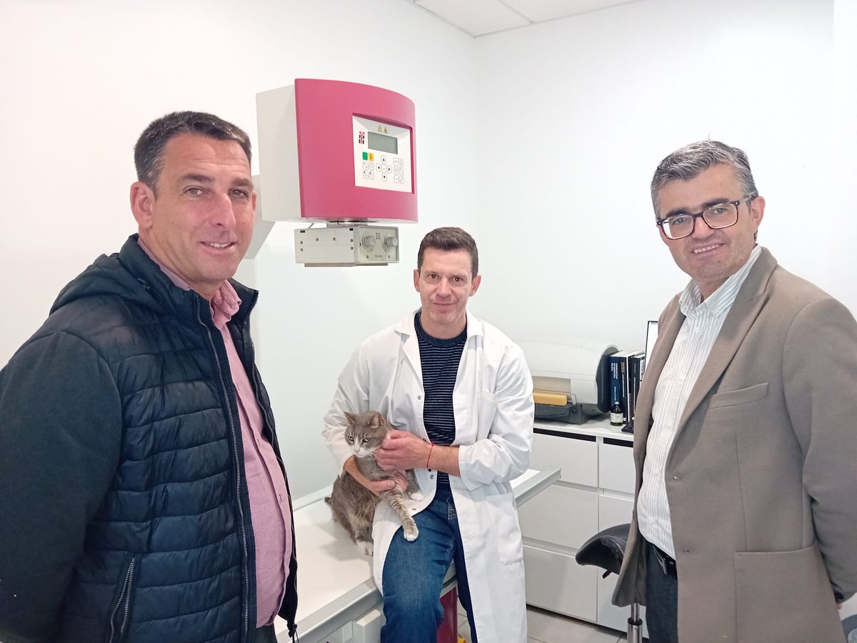 JuntaGranada's tweet photo. El delegado de @EmpleoJunta @javinarila asiste a la bienvenida de los primeros jóvenes contratados por el @Ayto_Alhendin  para trabajar en labores de mantenimiento del municipio
▶️También, junto al alcalde, Jorge Sánchez, visita una clínica veterinaria  y la empresa Belios https://t.co/LKDXJ0LGzk