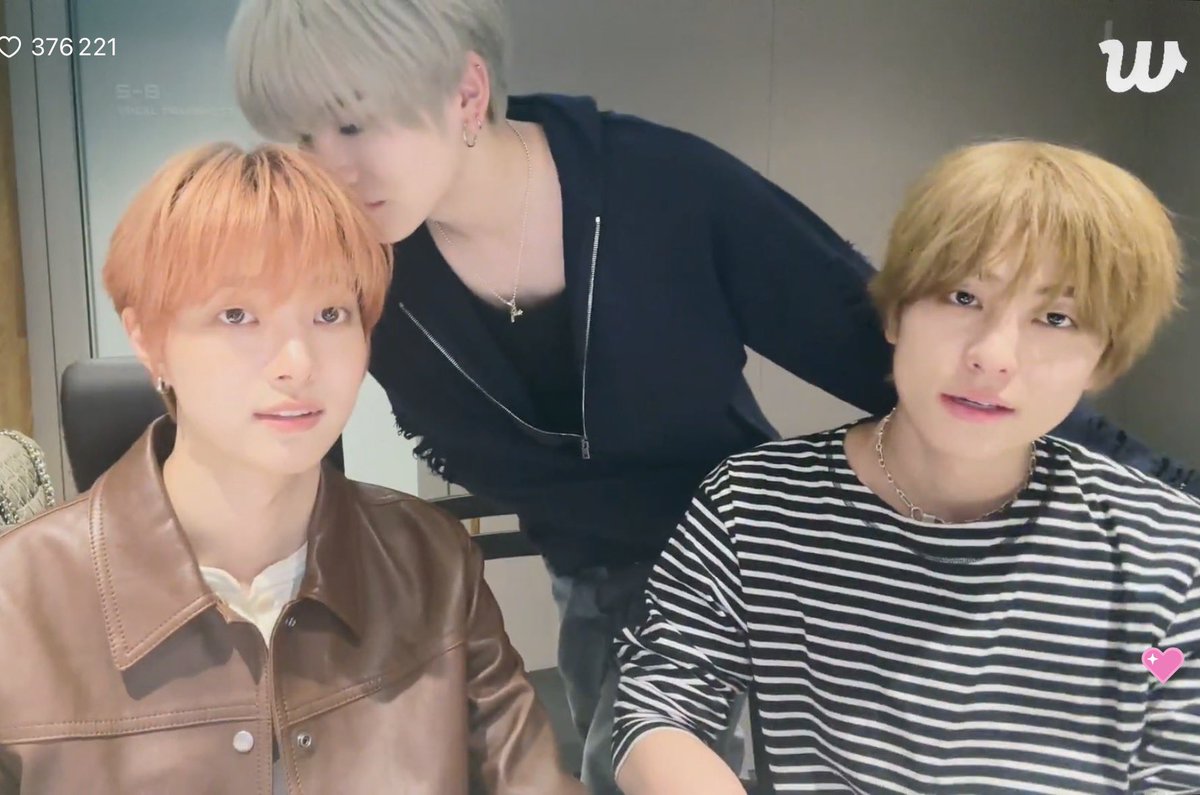 ^ 𐋣 ^ tweet media