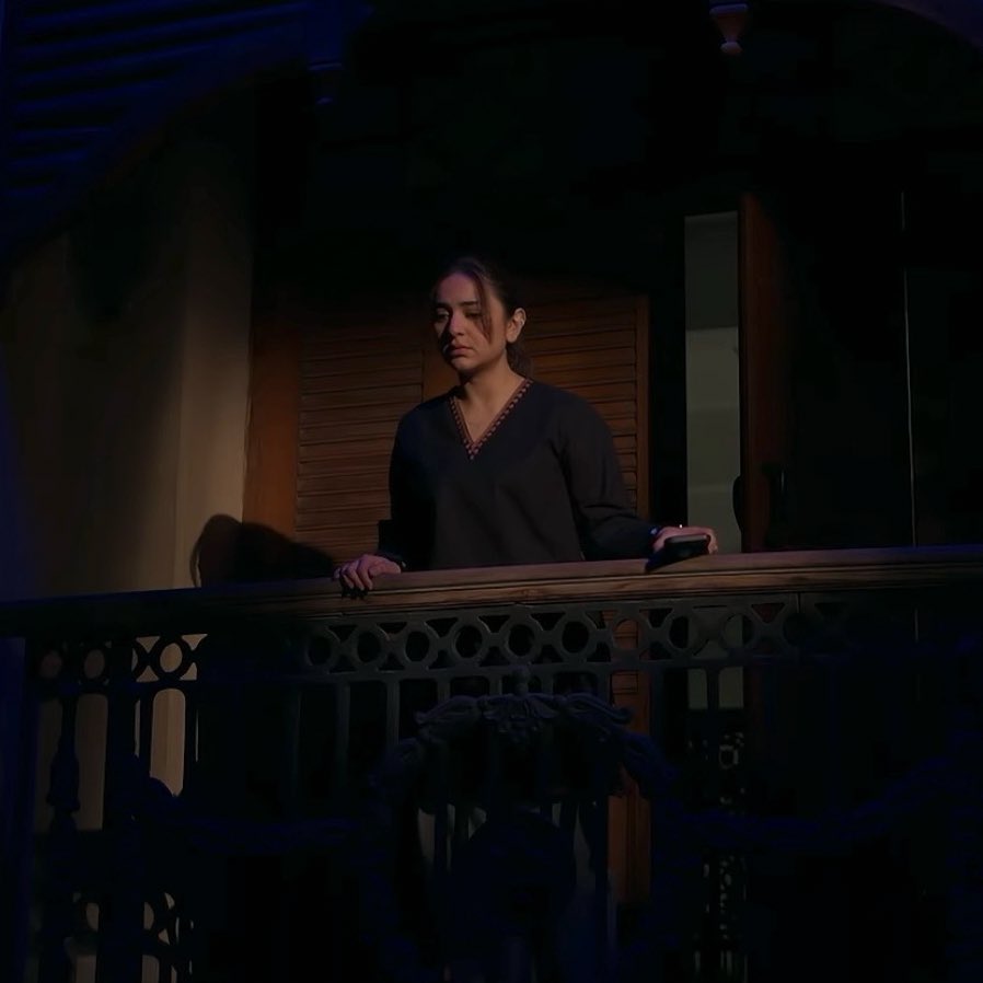 her heart was heavy yet she held her own."broken",she found strength within pain.rarely saw her cry,think her smile hid her tears.she just scared of falling in love with the fear of being abandoned,but fate gave her deserved light her zuraiz~rumaila🕊️
#dekhzarapyarse #yumnazaidi