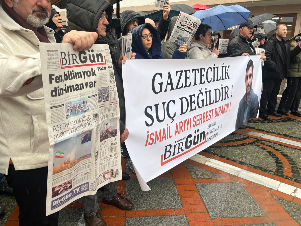 hudutgazetesi22's tweet photo. Edirne BirGün Okur İnsiyatifi, BirGün muhabiri İsmail Arı’nın ‘Halkı yanıltıcı bilgiyi alenen yayma’ suçlamasıyla gözaltına alınmasının ardından tutuklanmasına tepki amaçlı basın açıklaması gerçekleştirdi…

https://t.co/I4M0O5HSRk https://t.co/ILXAFBHIgZ