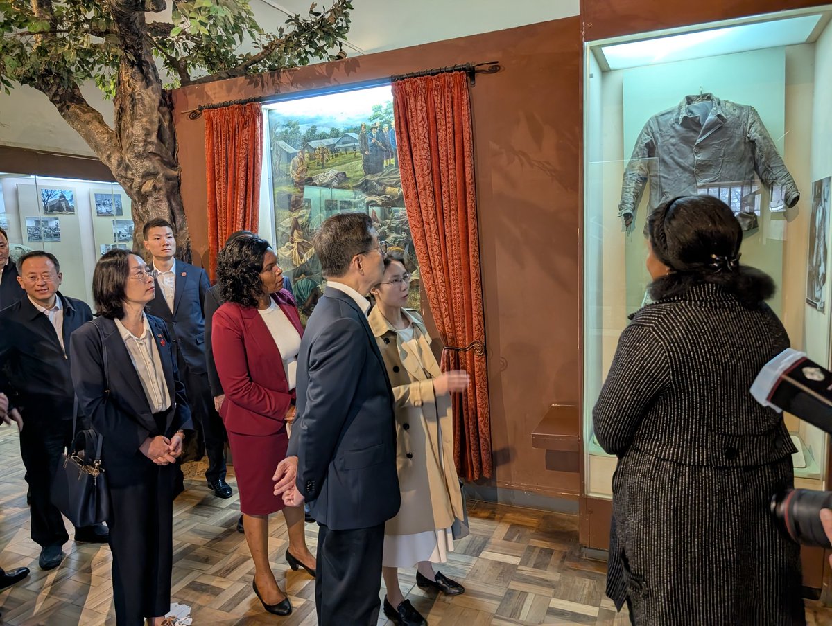 museumsofkenya's tweet photo. The National Museums of Kenya was honoured to host H.E. Han Zheng, Vice President of the People’s Republic of China, during his state visit to Kenya.

He was received by our Director General, Prof. Mary Gikungu, who led him on a tour of the museum. 
#CulturalHeritage
1/2 https://t.co/CiIHCmqpEL