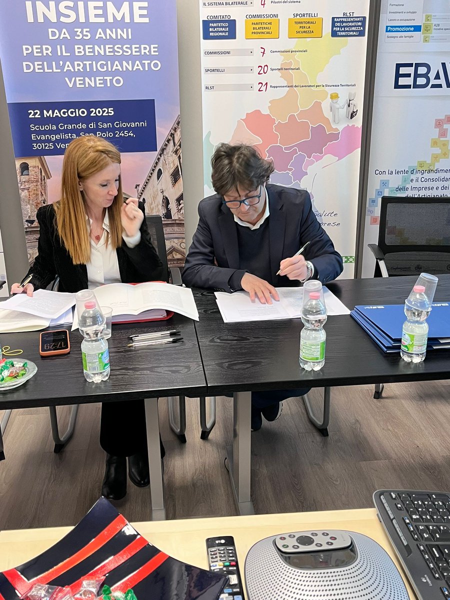 ConfartVeneto's tweet photo. 📝 Confartigianato Imprese Veneto, con il presidente @BoschettoR firma ufficialmente il nuovo statuto #EBAV.

Non si tratta solo di un aggiornamento formale, ma di un passo decisivo verso un’evoluzione necessaria per rendere Ebav sempre più dinamico, una struttura aggiornata ai tempi e al passo con le sfide del mercato del lavoro attuale. 

Nelle foto: i soci di Ebav  – Roberto Boschetto, presidente di Confartigianato Imprese Veneto; Moreno De Col, presidente di Cna Veneto; Franco Storer, presidente di Casartigiani Veneto; Tiziana Basso, segretaria generale di CGIL Veneto; Massimiliano Paglini, segretario generale della CISL Veneto e Roberto Toigo, segretario generale della UIL  Veneto. 

Insieme hanno siglato ufficialmente il nuovo Statuto EBAV, per il riconoscimento giuridico dell’Ente stesso avanti il notaio dott.ssa Mara Compagnone e dott. Francesco Cacciavillan.