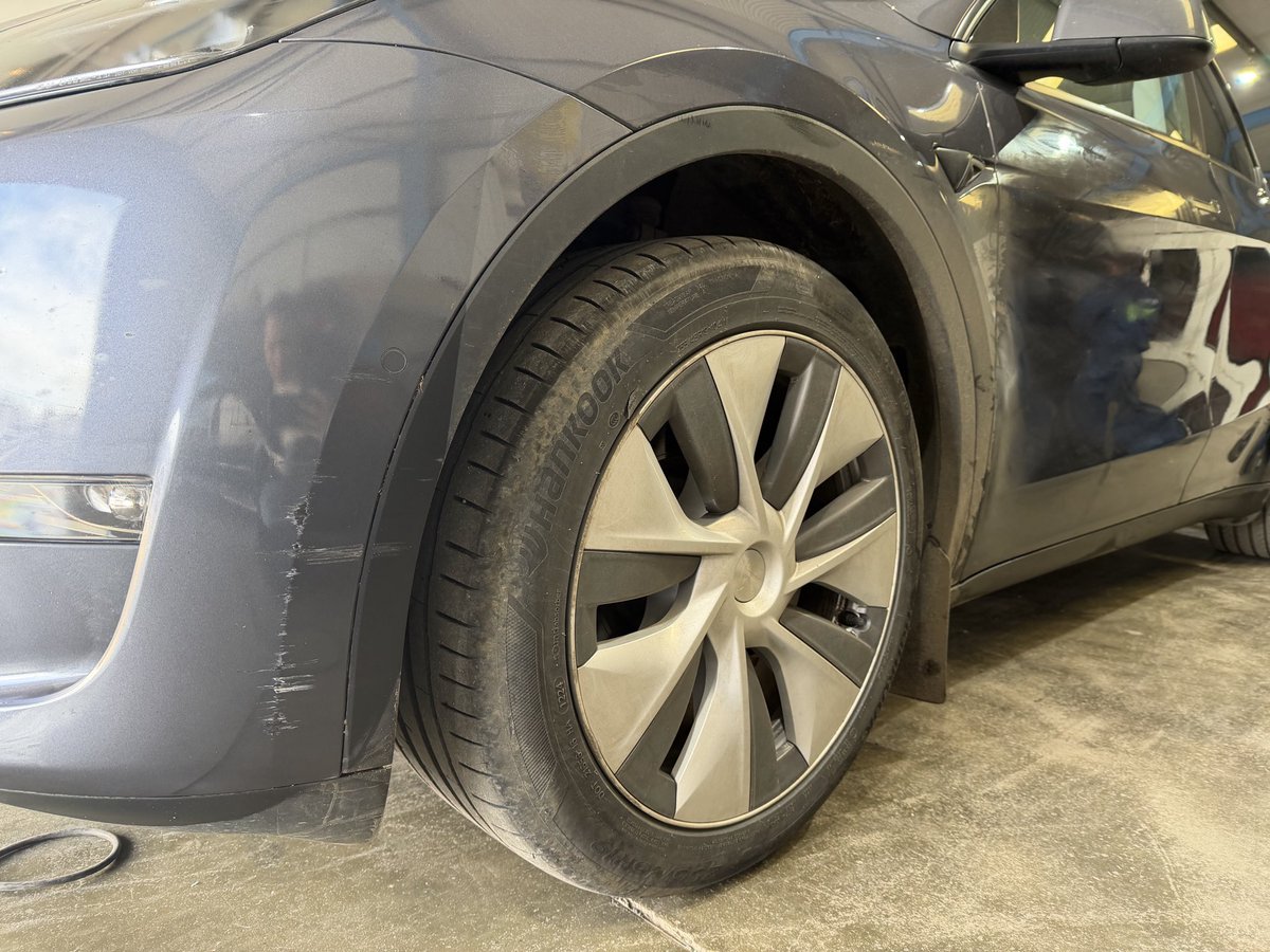 lsj_info's tweet photo. Before, during and after of a Tesla with a scuff on the front bumper and rear door #tesla #grey #bumperscuff #carbodyrepair  #electriccar https://t.co/XKYPwawUBv
