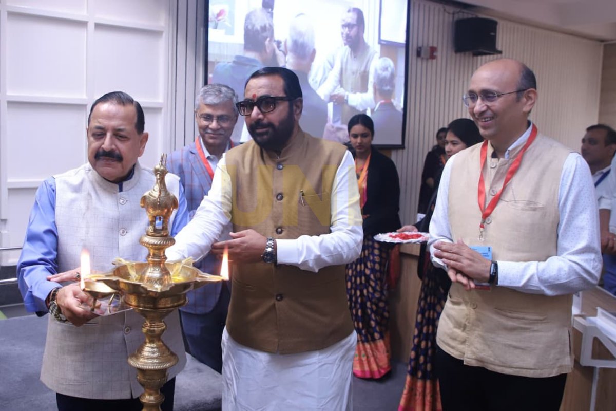 UNI_Photos's tweet photo. In Photos | Union Ministers Dr Jitendra Singh and Prataprao Jadhav, along with Dr Rajesh S. Gokhale, Vaidya Rajesh Kotecha, Prof. Rabinarayan Acharya and Dr Debasisa Mohanty, attended an event on the occasion of World Tuberculosis Day at Vigyan Bhawan in Delhi.

📸: Pushkar Vyas / UNI

@DrJitendraSingh | @mpprataprao | #JitendraSingh | #PratapraoJadhav | #RajeshSGokhale | #VaidyaRajeshKotecha | #RabinarayanAcharya | #DebasisaMohanty | #WorldTuberculosisDay | #Delhi | #UNI