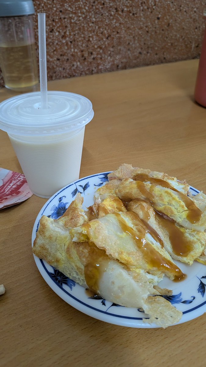 ky_gridge's tweet photo. 海外にいる時の朝は、現地の路上のお母さんの味を食べに行くのが日課。

クレカはもちろん使えないし、メニューもよく分からず。

先週は台湾 高雄のお母さんが作るオムレツみたいな食べ物？

お父さんとお母さんが喧嘩してるのかそうでないのか分からないくらい怒鳴ってるけどそれがBGM。 https://t.co/djJHbYPEXH