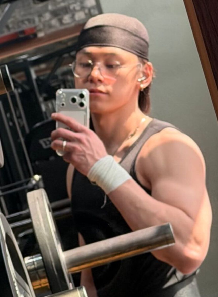 flexing actor tweet media