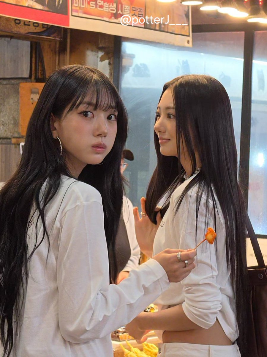 potterJ___'s tweet photo. 오늘 망원시장에서 미야오 가원님 수인님 자만추 했더요.....🥹🥹🥹 롱다리미녀들 저와는 다른 종족인줄 알았답니다.... 자컨 촬영하시는 것 같았어요!! 떡볶이 식혜 닭강정 등 뇸뇸하시고 계셨듬

#meovv #미야오 #가원 #수인 #Gawon #Sooin https://t.co/jJlUcHcbi8