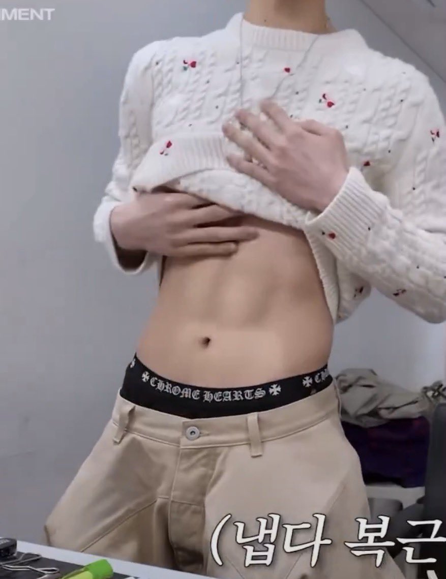 허접들아 여기까지 오느라 수고햇고 
진짜 23sexy가 뭔지 김규빈이 보여줄게