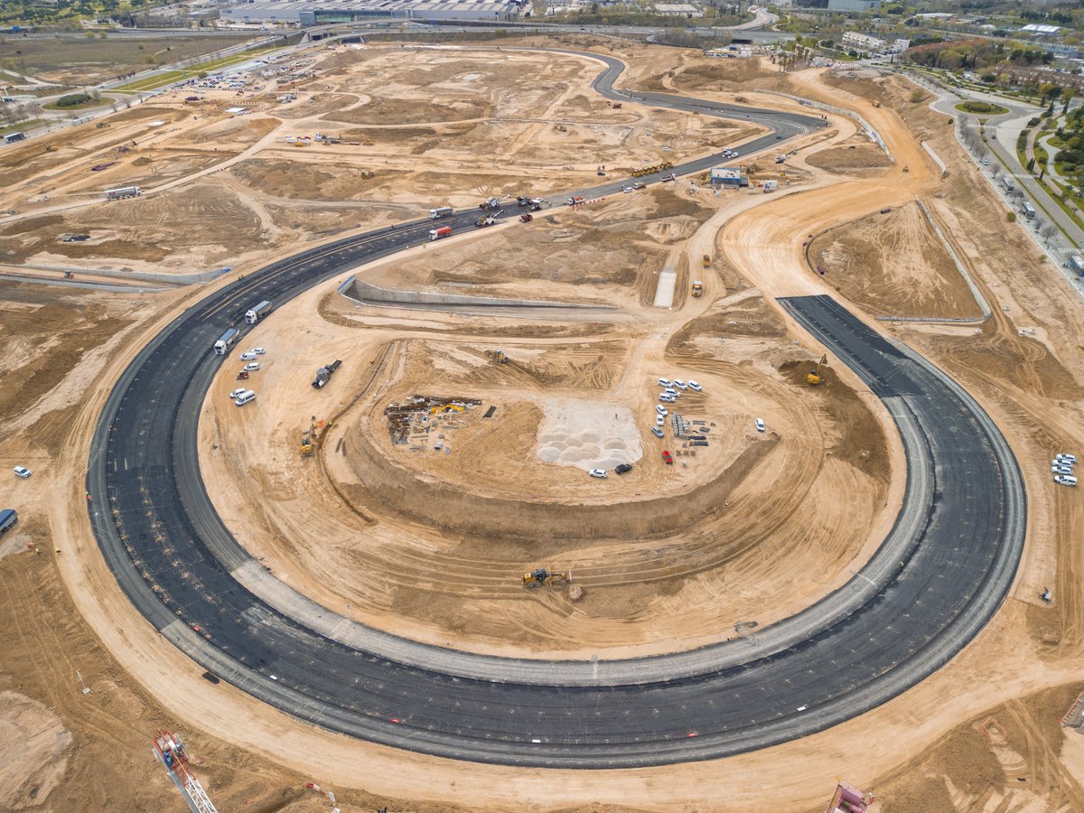 TheBestF1es's tweet photo. 👷 MADRING COMIENZA A TOMAR FORMA

😍 @madring_oficial publica imágenes del asfaltado de la famosa curva 'La Monumental'

😳 Comenzamos a descubrir su trazado definitivo siendo asfaltada con más de 1.800 metros cúbicos de mezcla asfáltica https://t.co/vKcVQU922b