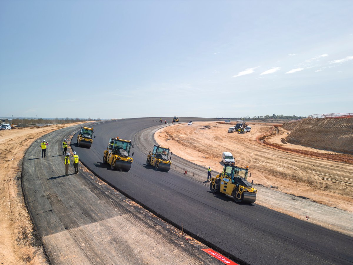 TheBestF1es's tweet photo. 👷 MADRING COMIENZA A TOMAR FORMA

😍 @madring_oficial publica imágenes del asfaltado de la famosa curva 'La Monumental'

😳 Comenzamos a descubrir su trazado definitivo siendo asfaltada con más de 1.800 metros cúbicos de mezcla asfáltica https://t.co/vKcVQU922b
