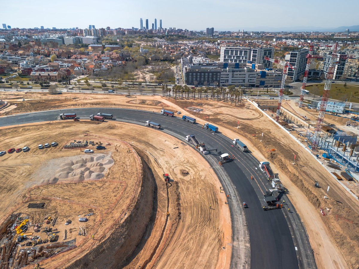 TheBestF1es's tweet photo. 👷 MADRING COMIENZA A TOMAR FORMA

😍 @madring_oficial publica imágenes del asfaltado de la famosa curva 'La Monumental'

😳 Comenzamos a descubrir su trazado definitivo siendo asfaltada con más de 1.800 metros cúbicos de mezcla asfáltica https://t.co/vKcVQU922b