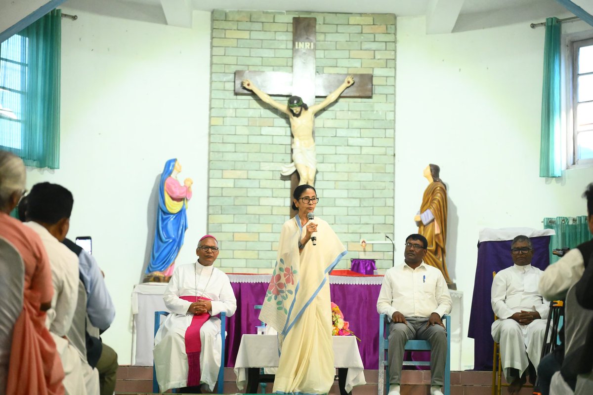 AITCofficial's tweet photo. Faith, harmony and togetherness.
Today, Smt. @MamataOfficial visited St. Lucy Church, Batabari, offering her prayers for peace, unity and the well-being of all.
In the quiet sanctity of the church, she reaffirmed Bengal’s timeless ethos, where every faith is respected, every voice is heard, and every community lives in harmony.
This is the spirit of Bengal. This is our strength.