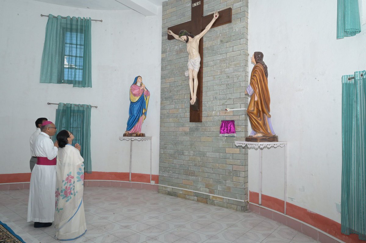 AITCofficial's tweet photo. Faith, harmony and togetherness.
Today, Smt. @MamataOfficial visited St. Lucy Church, Batabari, offering her prayers for peace, unity and the well-being of all.
In the quiet sanctity of the church, she reaffirmed Bengal’s timeless ethos, where every faith is respected, every voice is heard, and every community lives in harmony.
This is the spirit of Bengal. This is our strength.