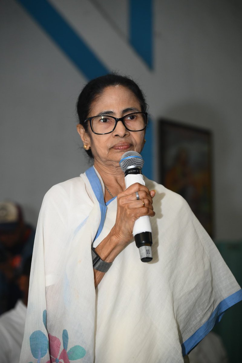 AITCofficial's tweet photo. Faith, harmony and togetherness.
Today, Smt. @MamataOfficial visited St. Lucy Church, Batabari, offering her prayers for peace, unity and the well-being of all.
In the quiet sanctity of the church, she reaffirmed Bengal’s timeless ethos, where every faith is respected, every voice is heard, and every community lives in harmony.
This is the spirit of Bengal. This is our strength.