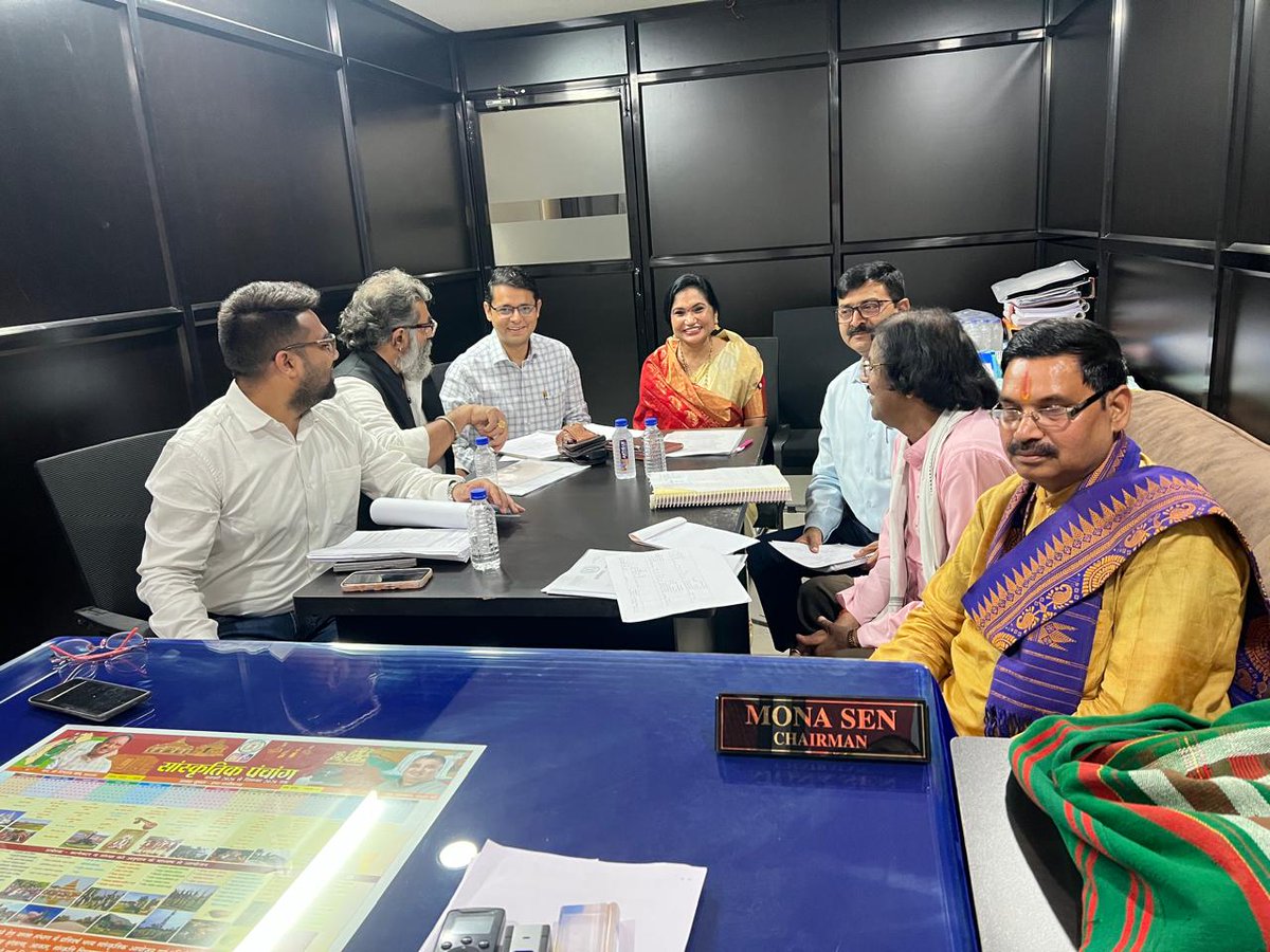 CGCultureDeptt's tweet photo. संस्कृति संवर्धन की दिशा में महत्वपूर्ण पहल

संस्कृति एवं राजभाषा संचालनालय में आज छत्तीसगढ़ फिल्म विकास निगम की अध्यक्ष सुश्री मोना सेन जी की अध्यक्षता में स्क्रिप्ट समिति गठन हेतु महत्वपूर्ण बैठक सम्पन्न हुई। इस अवसर पर संचालक, संस्कृति विभाग, श्री विवेक आचार्य जी उपस्थित हुए https://t.co/AqWFXqnTWB