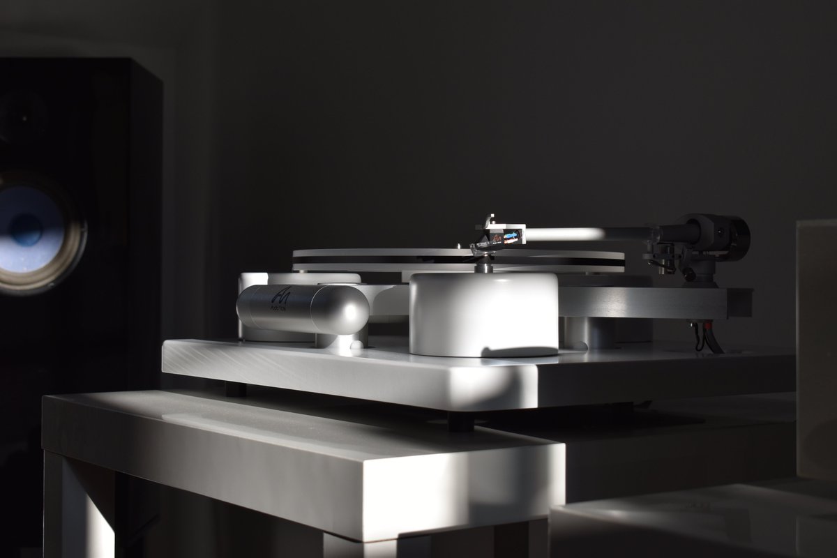 audiocounsel's tweet photo. One of our dearest customers Dave Matthews has been getting arty with a camera and captured some wonderful images of his full Audio Note system. He has been shopping with us since 1983, and tomorrow we will be happily installing his new M5 preamp!
#audio #audionote #hifi #valve https://t.co/bF7eHrdk1i