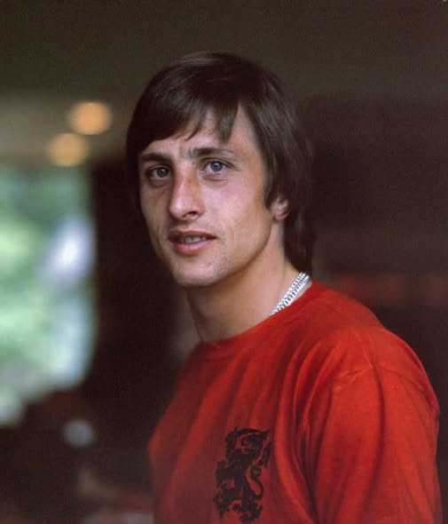 football_inf0's tweet photo. Dziś mija 10 lat od śmierci Johana Cruyffa, więc przypominam kilka jego cytatów:

🗣️ "Jakość bez wyników jest bez sensu. Wyniki bez jakości są nudne".

🗣️ "Granie w piłkę nożną jest bardzo proste, ale granie prosto w piłkę jest najtrudniejsza rzeczą".

🗣️ "Technika nie polega na żonglowaniu piłką 1000 razy. Każdy może to zrobić ćwicząc. Technika polega na podaniu piłki w pierwszym kontakcie, z odpowiednią siłą, we właściwym czasie, na odpowiednią stopę kolegi z drużyny".

🗣️ "W moim zespole bramkarz jest pierwszym atakującym, a napastnik pierwszym obrońcą".

🗣️ "Dlaczego nie mógłbyś pokonać bogatszego klubu? Nigdy nie widziałam, żeby worek z pieniędzmi strzelił gola".

Holender to jedna z najbardziej wpływowych osób na rozwój futbolu. Gdyby nie Johan Cruyff - piłka nożna nie wyglądałaby dziś tak samo.