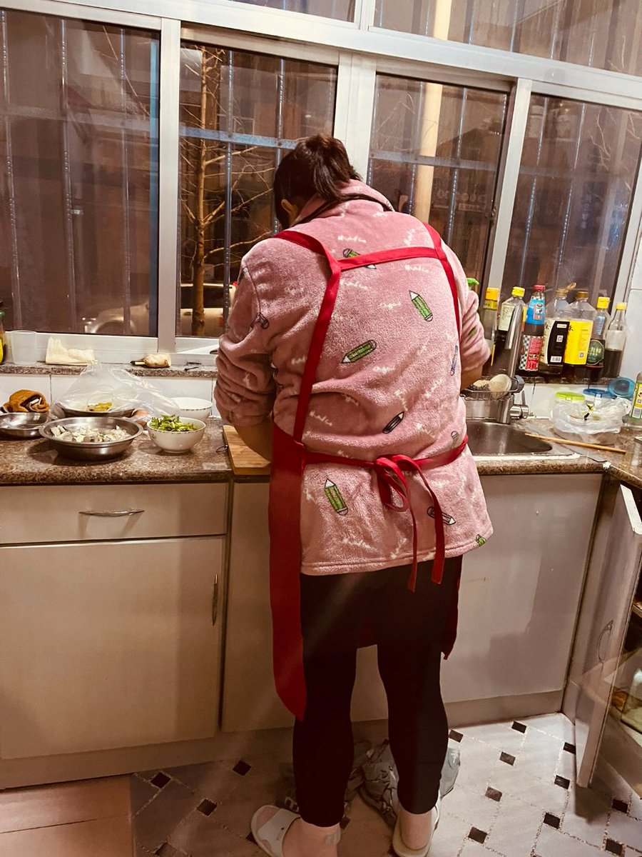 devakibai's tweet photo. 楼下阿姨刚塞来刚蒸的糖糕，隔壁小伙帮忙扛了新买的米——老小区的暖，藏在每一次“顺手”里 https://t.co/X6UzC89Yc4
