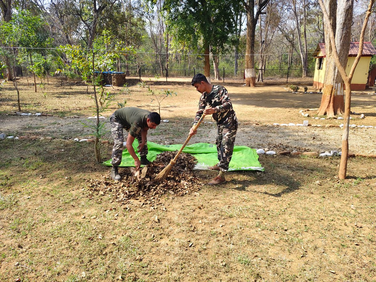 9BnSSB_INDIA's tweet photo. “सफाई में जिम्मेदारी, सुरक्षा में तत्परता।”
#SSB_INDIA
 #FTRSSBLUCKNOW #SSBSHQGKP
#CleanCamp 
#SwachhCampus #SeemaSuraksha 
#FitJawan https://t.co/UKArxs6DeP