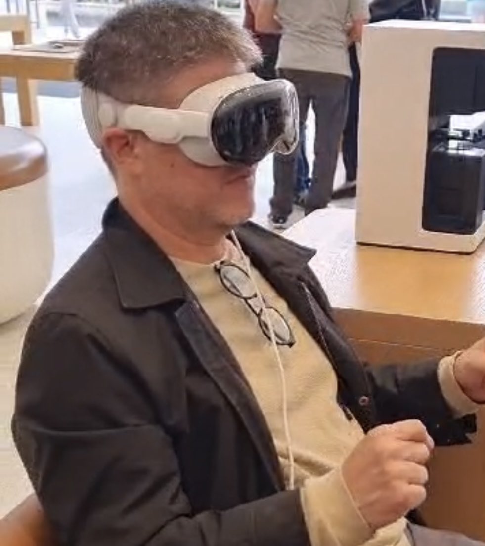 Gustavo Poli 👽 tweet media