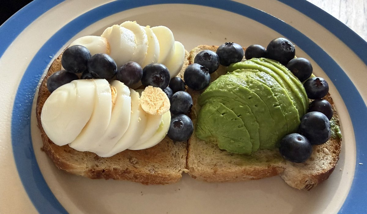 JohnHuyton's tweet photo. Breakfast: boiled eggs 🥚🥚 avocado 🥑 and blue berries 🫐 on sourdough toast 🍞

Meal Intake approx. 537 calories
Nutracheck App calories verified 📲

#protien #anixety #mentalhealth #lifestylechanges #threemoretogo #7stonelost #diabetes #2026Goals #UFB #ProudMoment https://t.co/A9xpnynAJ6