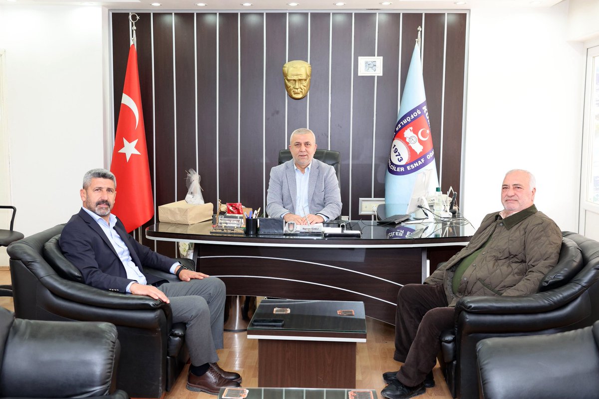 DurdasFatih's tweet photo. Yönetim Kurulu Üyemiz Süleyman Köksal ile birlikte, yeniden göreve seçilen Kumluca Ulaştırma Hizmetleri Esnaf Odası Başkanı Bayram İğneli ile Kumluca Esnaf ve Sanatkarlar Odası Başkanı Selçuk Çınar’ı ziyaret ederek hayırlı olsun dileklerimizi ilettik.

Gerçekleştirdiğimiz ziyaretlerde; esnaf ve sanatkarlarımızın mevcut durumu, beklentileri, bölge ekonomisinin gelişimi ve ilçemizin ekonomik potansiyelini güçlendirecek iş birliği imkanları üzerine verimli değerlendirmelerde bulunduk.

Nazik ev sahiplikleri ve misafirperverlikleri için kendilerine teşekkür ediyor, Sayın Bayram İğneli ve Sayın Selçuk Çınar ile kıymetli yönetimlerine görevlerinde başarılar diliyorum.