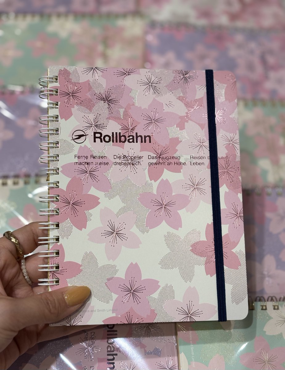 上野公園でもいよいよ桜の見ごろを迎えました。
スミス パルコヤ上野店では、直営店限定品「ロルバーン ポケット付メモ チェリーブロッサム L」が発売中。
箔をふんだんに使用した上品な柄は、お花見のおみやげや入学祝いにぴったりです。
#桜　#ロルバーン