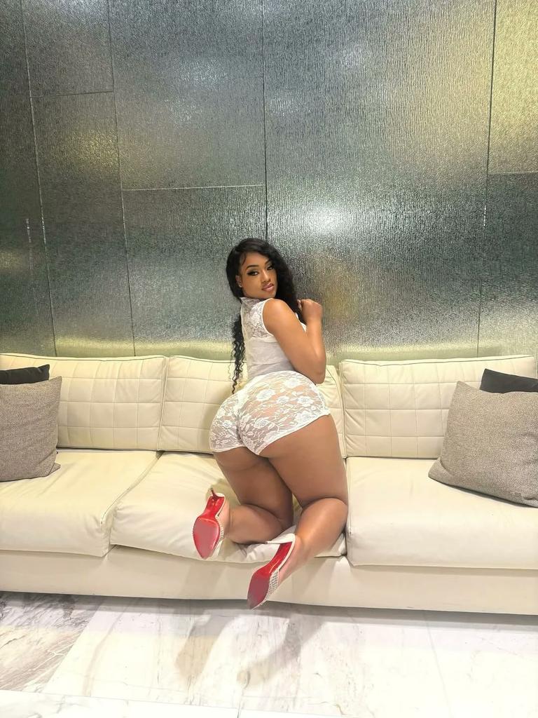onyeka_chi2's tweet photo. Pretty pretty wow 🤩 
Do men still like curvy girls?😴 https://t.co/mmxXKmyip5