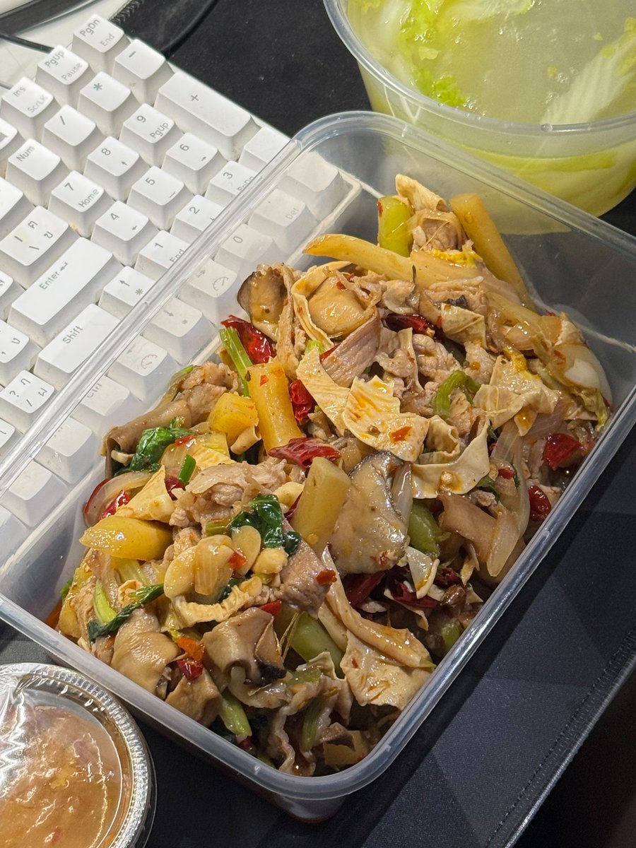 ลอปอ. tweet media