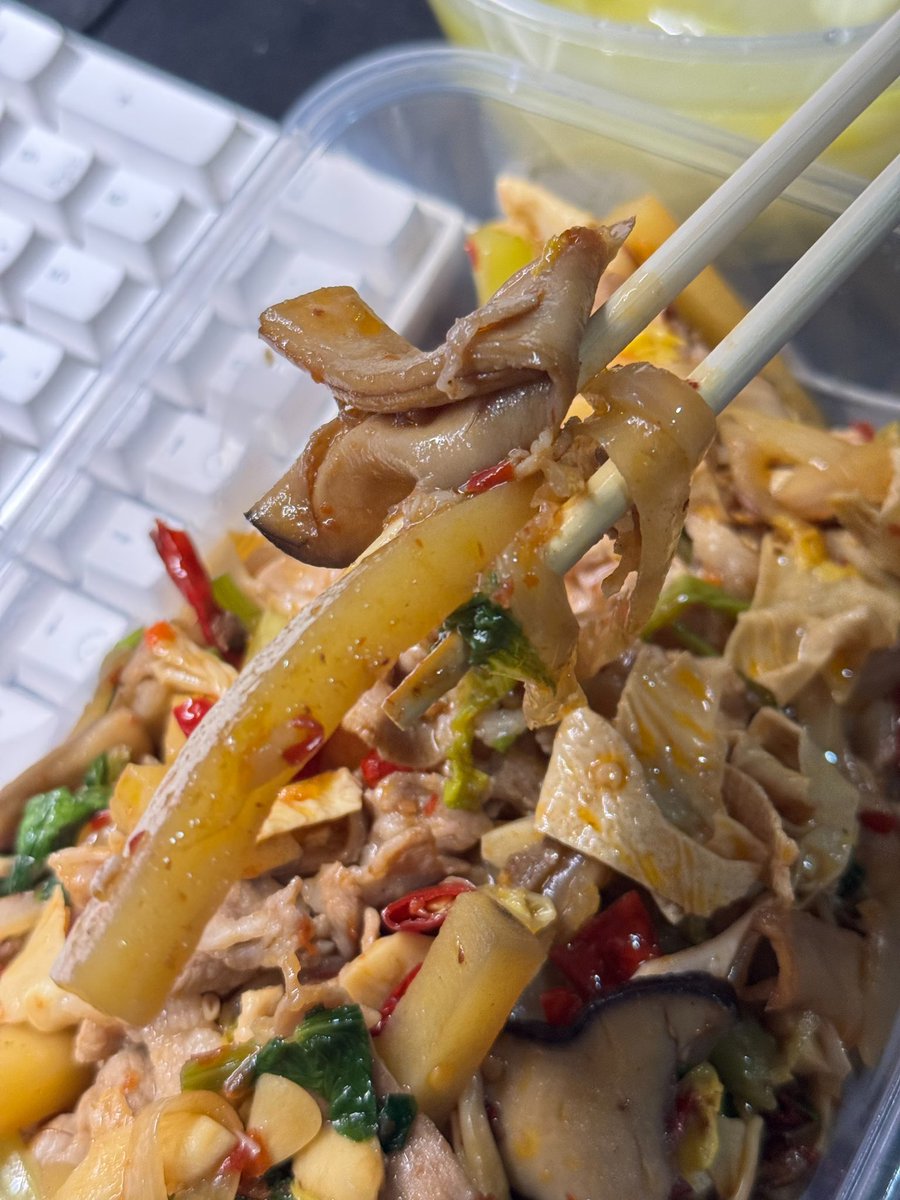 มึง กูเพิ่งเคยกิน หม่าล่าผัดแห้งฮอตพอตแมน จะกรี๊ดดดดดดดดดดด อร่อยมากอะ ทุกอย่างในนี้คือกินได้หมด เค้าเลือกทุกอย่างมาอร่อยมาก คือมันจิ้มๆเอาแต่สิ่งที่ชอบไม่ได้เนาะ5555 แต่แม่ยุ้ยไม่ทำให้ผิดหวังเลย โคตรอร่อย แดกอิ่ม จุก กินแบบยัด ท้องอิ่มละแต่หยุดไม่ได้ เพราะอร่อยเกิน ⭐️🥺