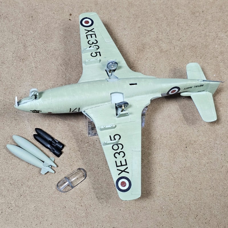 runchickens_3's tweet image. 夜模型
紛失した前脚カバーをプラ板工作して接着。
胴体脚柱&amp;amp;カバーと一緒に塗装しようと思ったら・・・ない(|| ゜Д゜)
いやいや数日前にはあったぞとの捜索虚しくロスト確定。
仕方ないので真鍮線曲げて脚柱でっち上げ。
脚カバーもそれらしく作るか？
#AIRFIX
#SEAHAWK
#中古キットLOVE