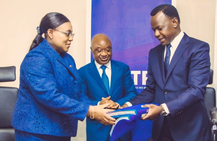 dambe_kombate's tweet image. Des #documents circulent. Des #noms. Des #preuves, dit-on.
Sauf que nous sommes en 2026. Et à l'heure du numérique, un document ça se #fabrique. Un nom ça se #greffe. Une signature ça se #clone. Alors quand on vous sort un dossier de nulle part, la première question n'est pas