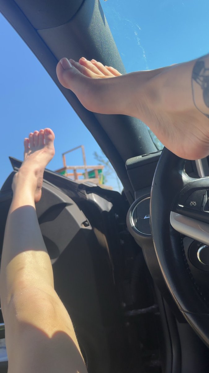 ufoundkitty's tweet photo. Fresh pedi who’s reimbursing goddess 
#findom #financialdomination  #findomsub #toes #goddess #queen https://t.co/aKBk9SN3d9