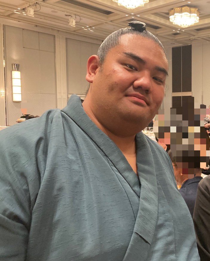 raku_hanaikada's tweet photo. あの旭富士さんに自身の勝利を疑わずに立ち向かった許田さん
流石高校時代からの知り合いだけあって、お話しした時も「負ける気は全くありませんでした」と不敵に笑った表情から、また次の場所で勝利を狙う強い闘志を感じました
今場所は絶好調の6勝 来場所の番付次第では再戦の可能性もあります
史上最強の新弟子に初めての土をつけるべく、そして幕下復帰に向けて稽古に励む許田さんの五月の活躍 楽しみすぎます