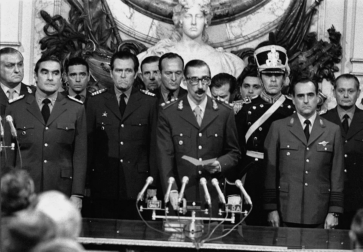 IzquierdaRevol's tweet photo. Hoy se cumple el 50 aniversario del golpe de Estado en #Argentina. El 24 de marzo de 1976, una junta militar, con el apoyo del imperialismo norteamericano, impuso el terror: 30.000 personas desaparecidas, decenas de miles de torturados y asesinados por su militancia política.

🧵 https://t.co/4bHcqKT0Fr