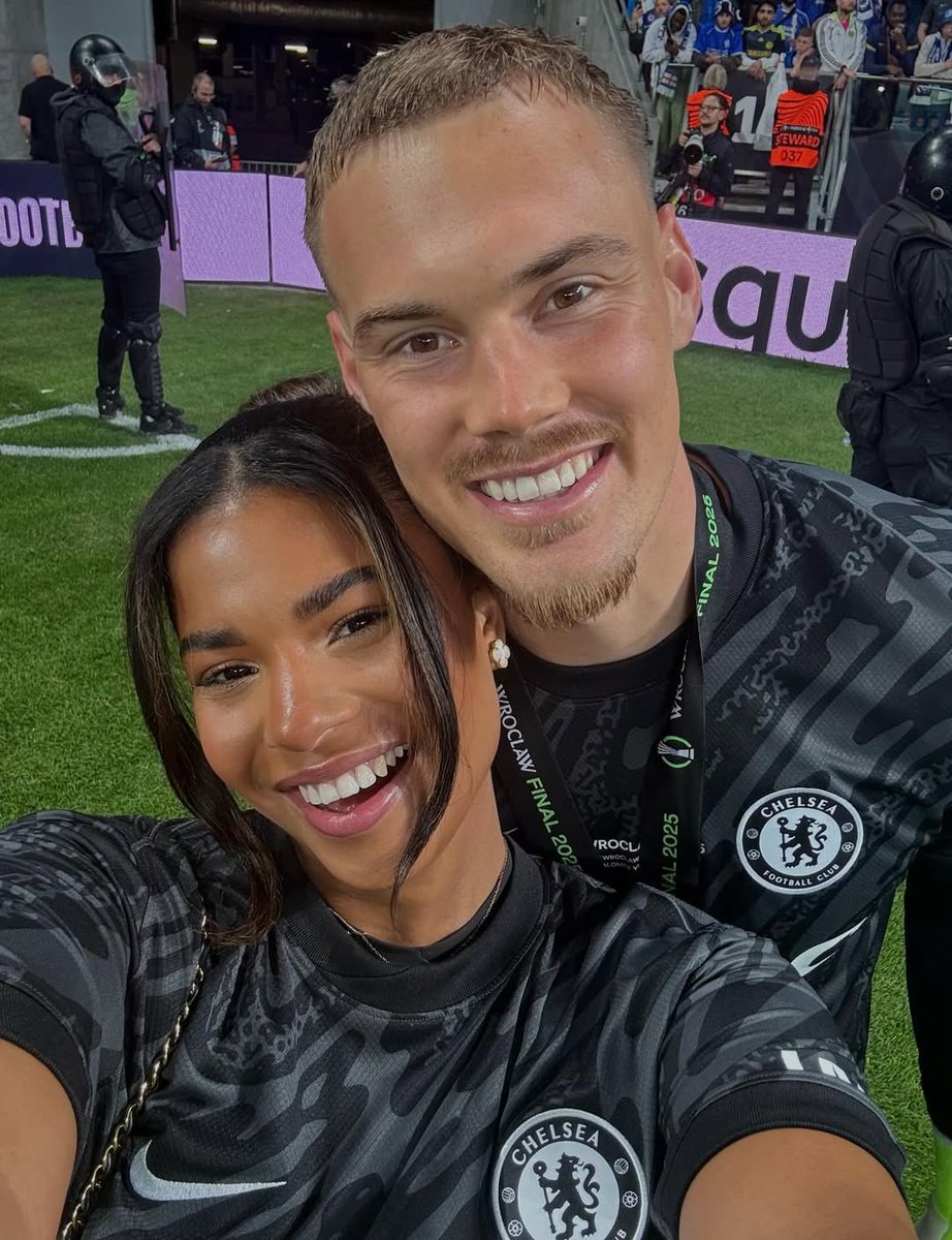 Chelsea’s goalkeeper Filip Jorgensen and his partner, Noémie Romée 🥹❤️