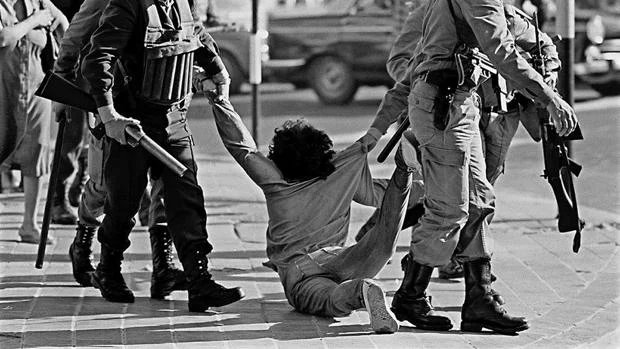 IzquierdaRevol's tweet photo. Hoy se cumple el 50 aniversario del golpe de Estado en #Argentina. El 24 de marzo de 1976, una junta militar, con el apoyo del imperialismo norteamericano, impuso el terror: 30.000 personas desaparecidas, decenas de miles de torturados y asesinados por su militancia política.

🧵 https://t.co/4bHcqKT0Fr