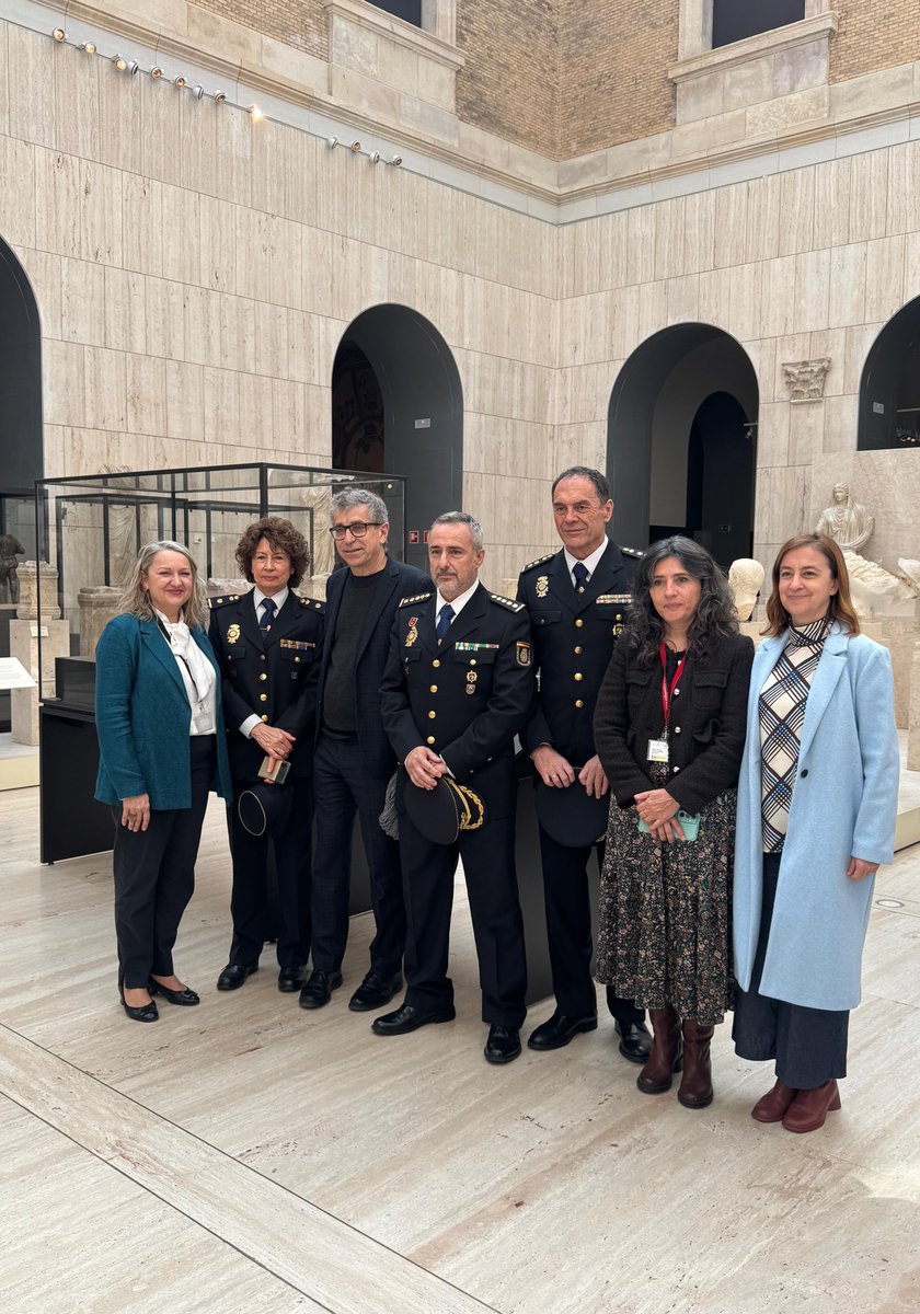 Hoy presentamos en el patio romano #ExpoMAN_Bronces una muestra fundamental para visibilizar la importante acción de la Brigada de Patrimonio de la <a href="/policia/">Policía Nacional</a> en el expolio y el tráfico ilícito de bienes culturales, en colaboración con <a href="/culturagob/">Ministerio de Cultura</a>. 

¿A qué esperas para conocerlos?