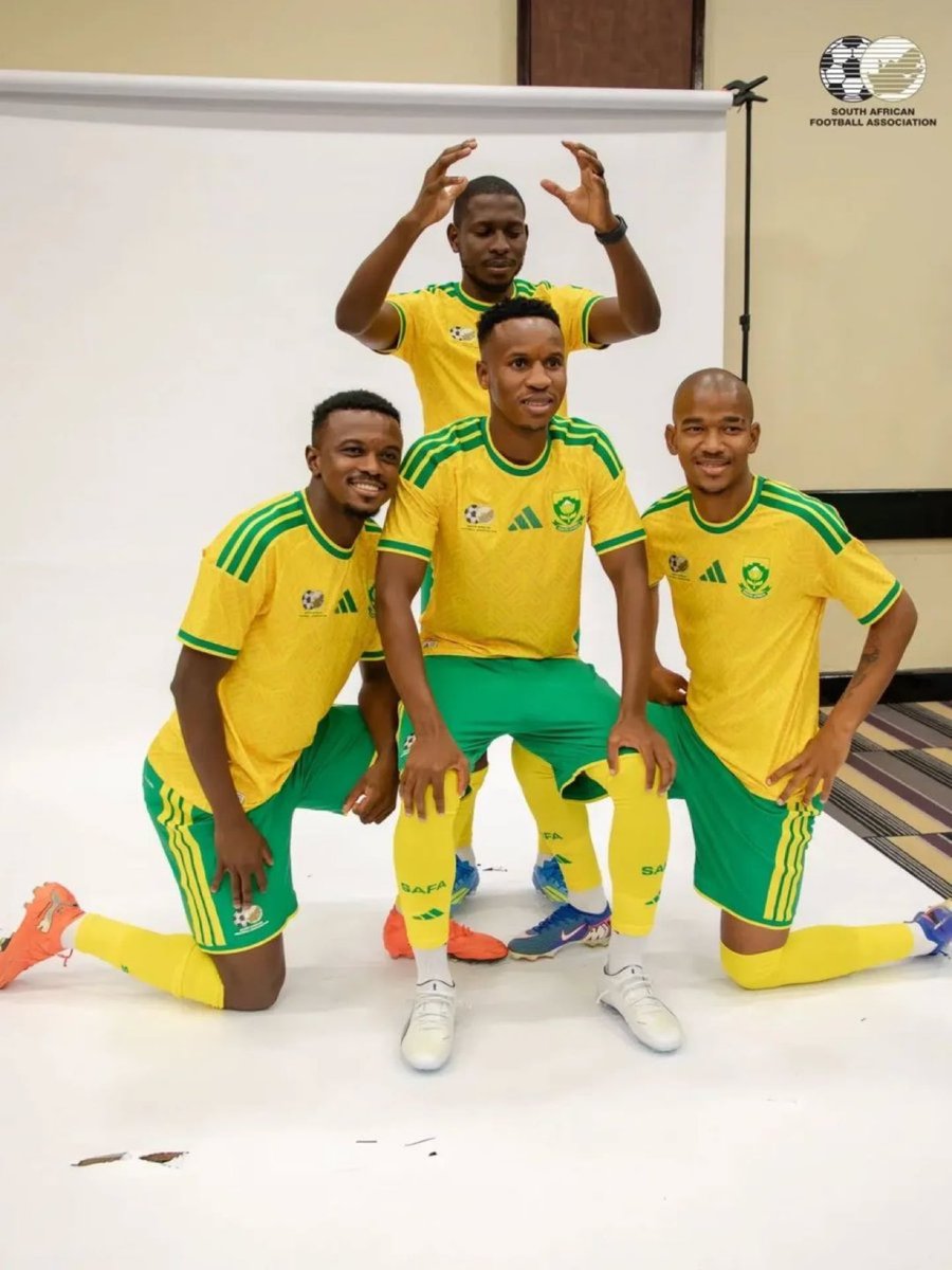 Cfc_Tshepang's tweet photo. I don’t see Mofokeng getting this kind of treatment😂😂😂😂

#BafanaBafana https://t.co/xkJUAPWBW7