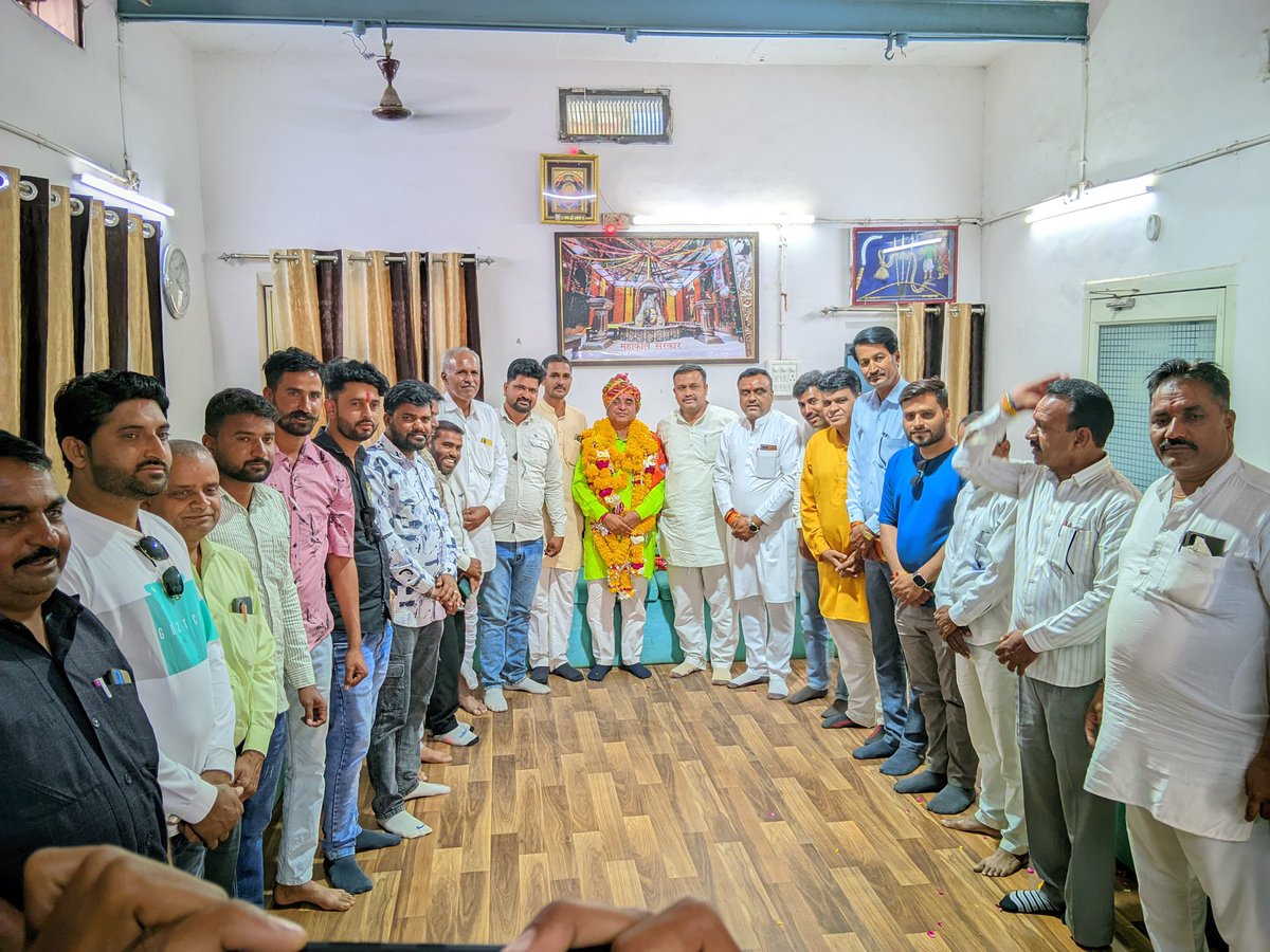 solankithakur3's tweet photo. भाजपा पिछड़ा मोर्चा के प्रदेश उपाध्यक्ष बनने पर सुवासरा नगर में प्रथम आगमन पर रंजीत सिंह जी चौहान का स्वागत किया।।।।
@BJP4OBCMorcha 
@BJP4MP https://t.co/ekBzSsNk5t