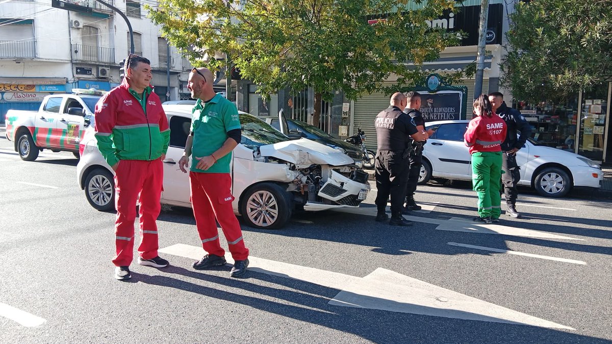 jotaleonetti's tweet image. #CHOQUE EN AVENIDA RIVADAVIA 💥
Colisión entre Colectivo línea 105 y auto altura COLOMBRES
Una mujer herida al Hospital Durand.